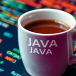 Imagem de uma xícara de café Java e símbolos de código.