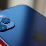 Imagem do iPhone 13 destacando seu design moderno.