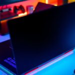 Laptop Dell G15 em mesa de jogos com acessórios