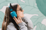 Mulher escutando música com fones de ouvido