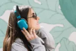Mulher escutando música com fones de ouvido