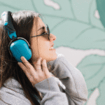Mulher escutando música com fones de ouvido
