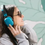 Mulher escutando música com fones de ouvido