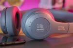 Fone JBL Tune 520BT preto em uma mesa moderna