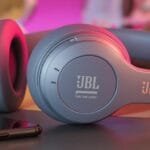 Fone JBL Tune 520BT preto em uma mesa moderna