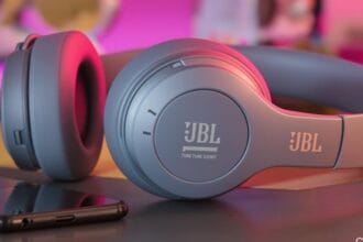 Fone JBL Tune 520BT preto em uma mesa moderna