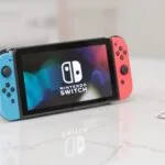 Novo Nintendo Switch 2 com controles em mesa moderna