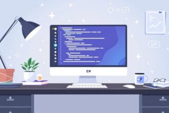 Mesa moderna com computador mostrando código C# e decoração tecnológica.