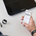 Pessoa usando pulseira inteligente e fone de ouvido sem fio