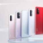 Vários celulares modernos coloridos alinhados em superfície futurista