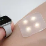 Anel inteligente e adesivo moderno em pele humana