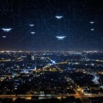 Drones voando sobre Gaza à noite com presença militar visível.