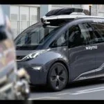 Carro autônomo Waymo, logotipo da Toyota