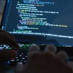 Programador usando IDE com IA