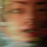 Rosto de mulher pixelado, com olhos visíveis e boca borrada.
