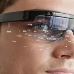 Pessoa testando óculos inteligentes com interface digital visível.