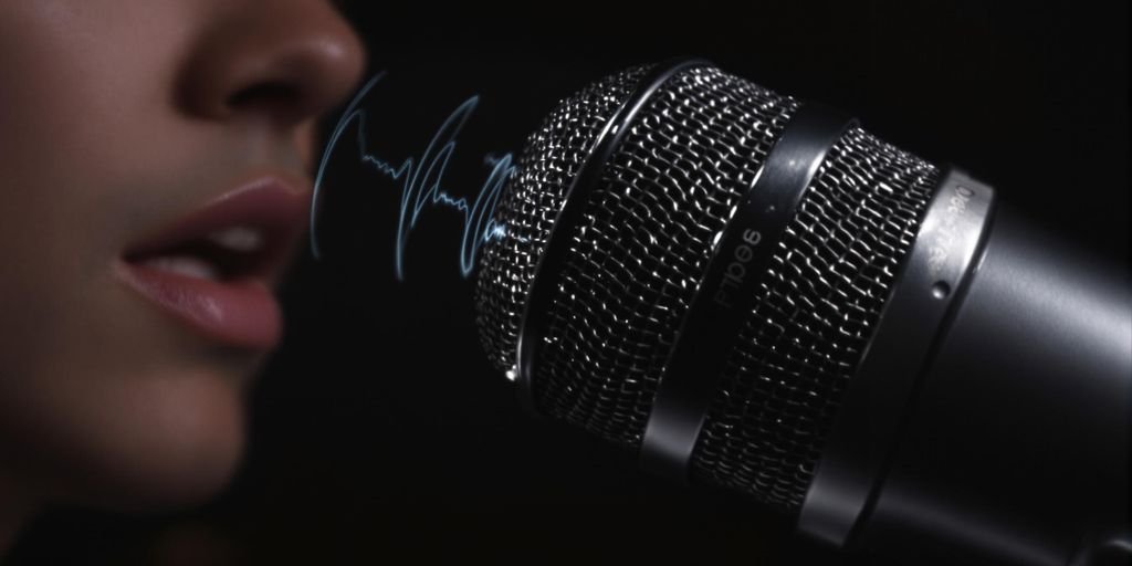Microfone de estúdio com ondas sonoras e um rosto difuso.