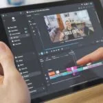 Pessoa testando inteligência artificial para criar vídeo.