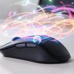 Mouse ergonômico no escritório com interface de IA.