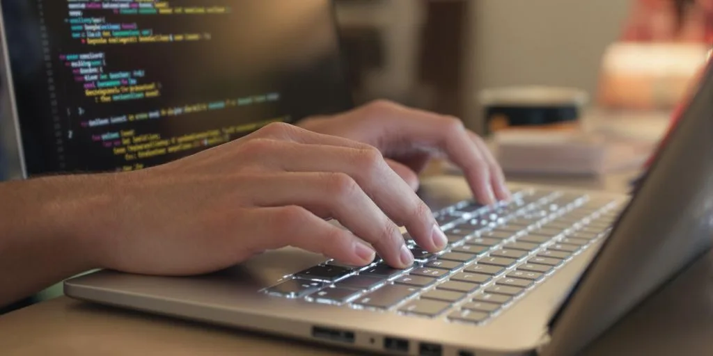 Pessoa programando em um Surface Pro.