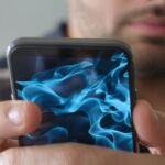 Pessoa desconfiada olhando para o celular