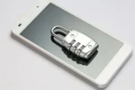 2FA o que é? O passo simples que protege suas contas online 10 Celular branco com um cadeado em cima, simbolizando a proteção do 2FA