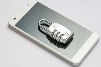 Celular branco com um cadeado em cima, simbolizando a proteção do 2FA