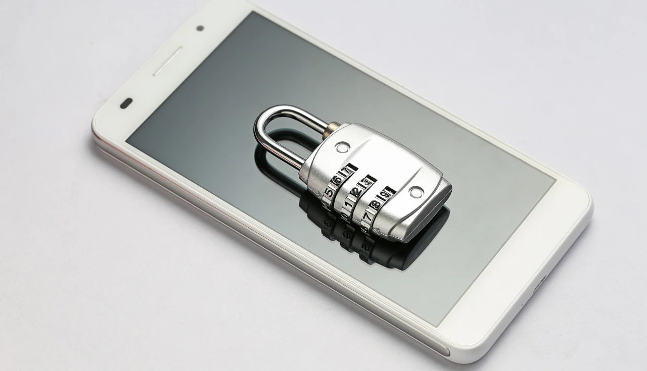 Celular branco com um cadeado em cima, simbolizando a proteção do 2FA