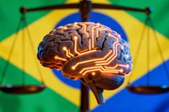 Cérebro com circuitos e balança da justiça.